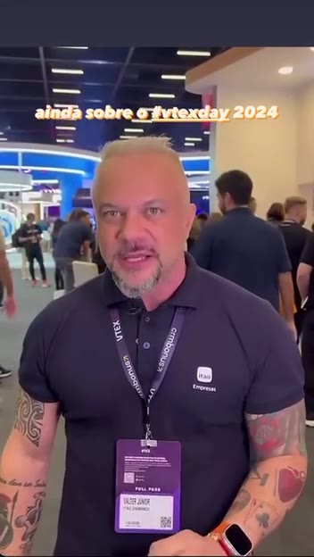 Valter Pinheiro falando durante o VTEX Day 2024, de camisa Itaú Empresas e credencial do evento